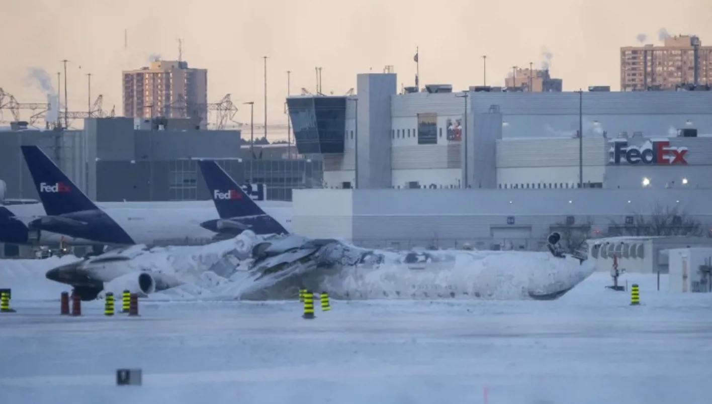 عقب حادث انقلاب طائرة أميركية في مطار تورنتو... العثور على الصندوقين الأسودين