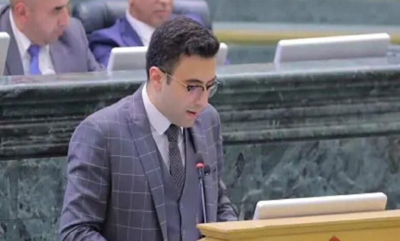 النائب العرموطي يعترض على وجود النائب الجراح تحت القبة ويطعن في دستوريته