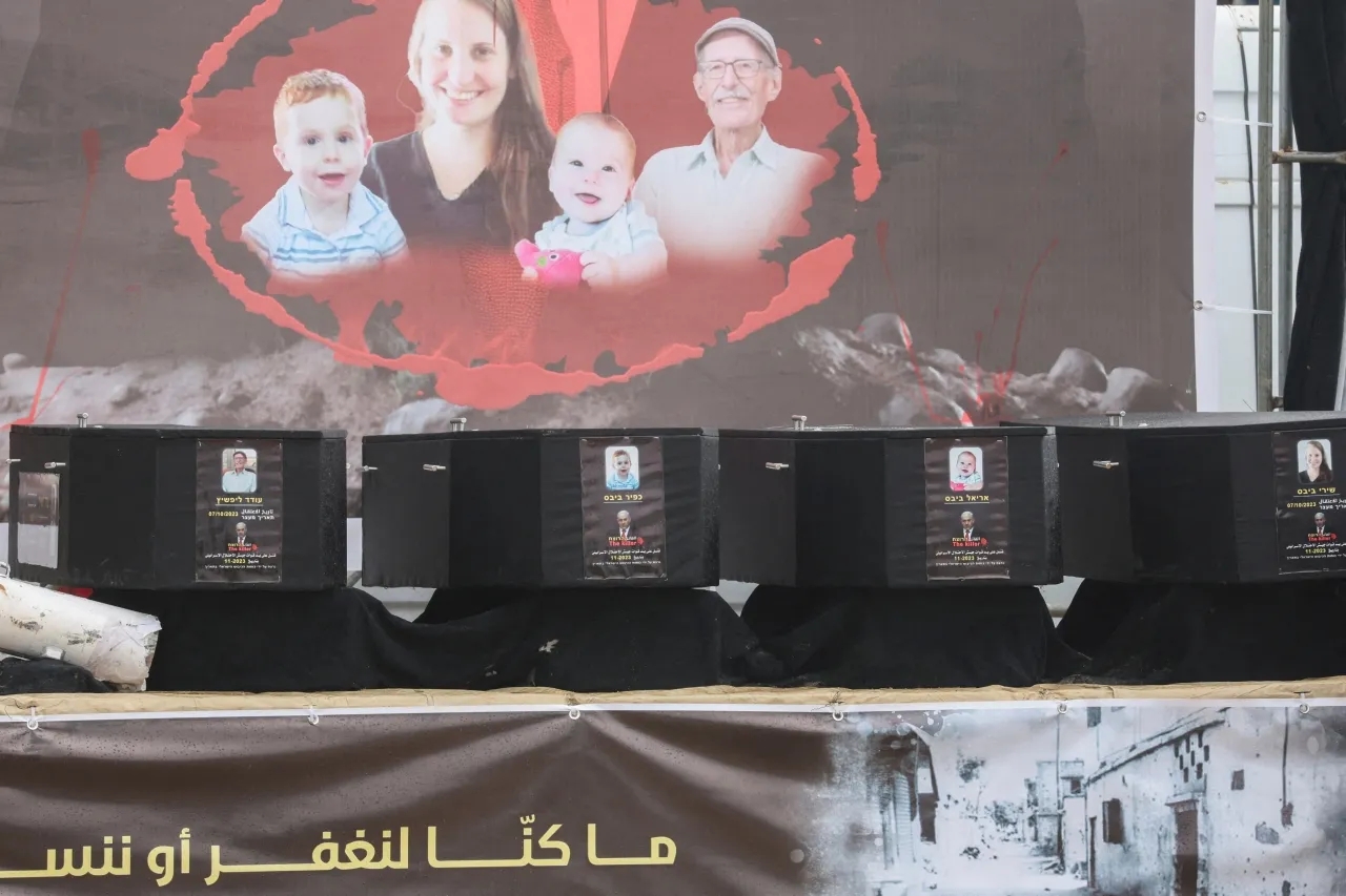 القسام تسلم جثمان الأسيرة بيباس للصليب الأحمر