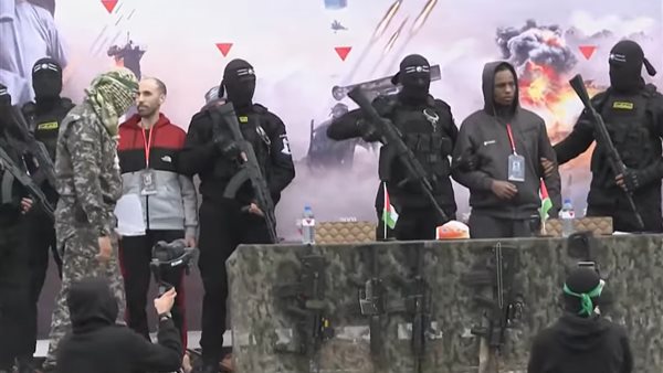 حماس تسلم الأسيرين الإسرائيليين تال شوهام وأفرا منغستو إلى الصليب الأحمر