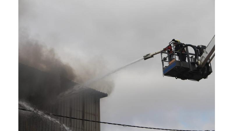 حريق ضخم يلتهم مستودع قطع سيارات هايبرد في إربد (فيديو)