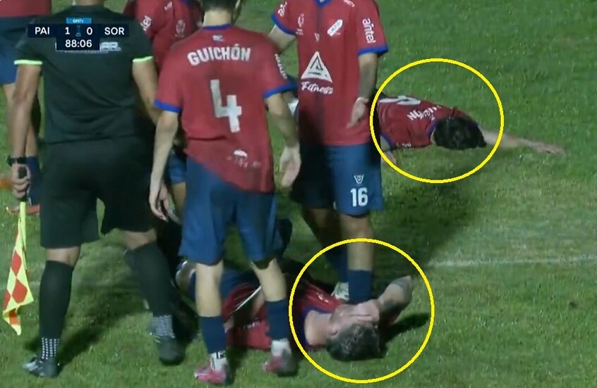 سقوط لاعبين بالضربة القاضية خلال شجار عنيف بملعب كرة القدم