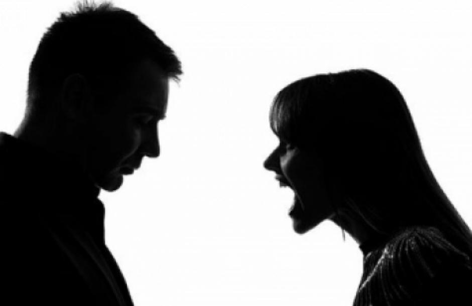 طبيب يتعرض للدهس بعد خلاف مع زوجته (فيديو)