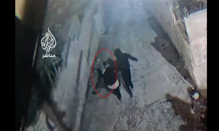 جندي إسرائيلي يقتل طفلا فلسطينيا بالخليل  (فيديو)