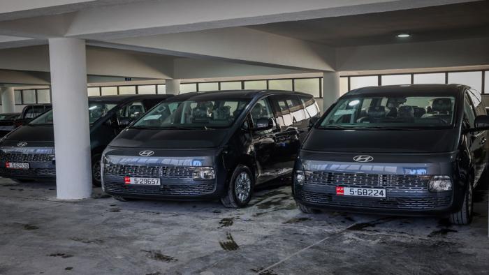 الحكومة تسلِّم حافلات لخدمة مواطنين ومستفيدين في جبل بني حميدة وبصيرا