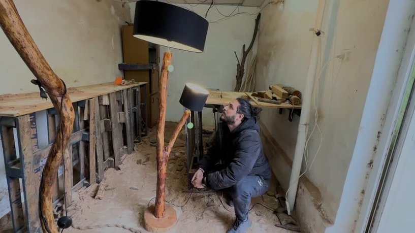 أردني يتحدى البطالة بمصابيح خشبية يدوية الصنع