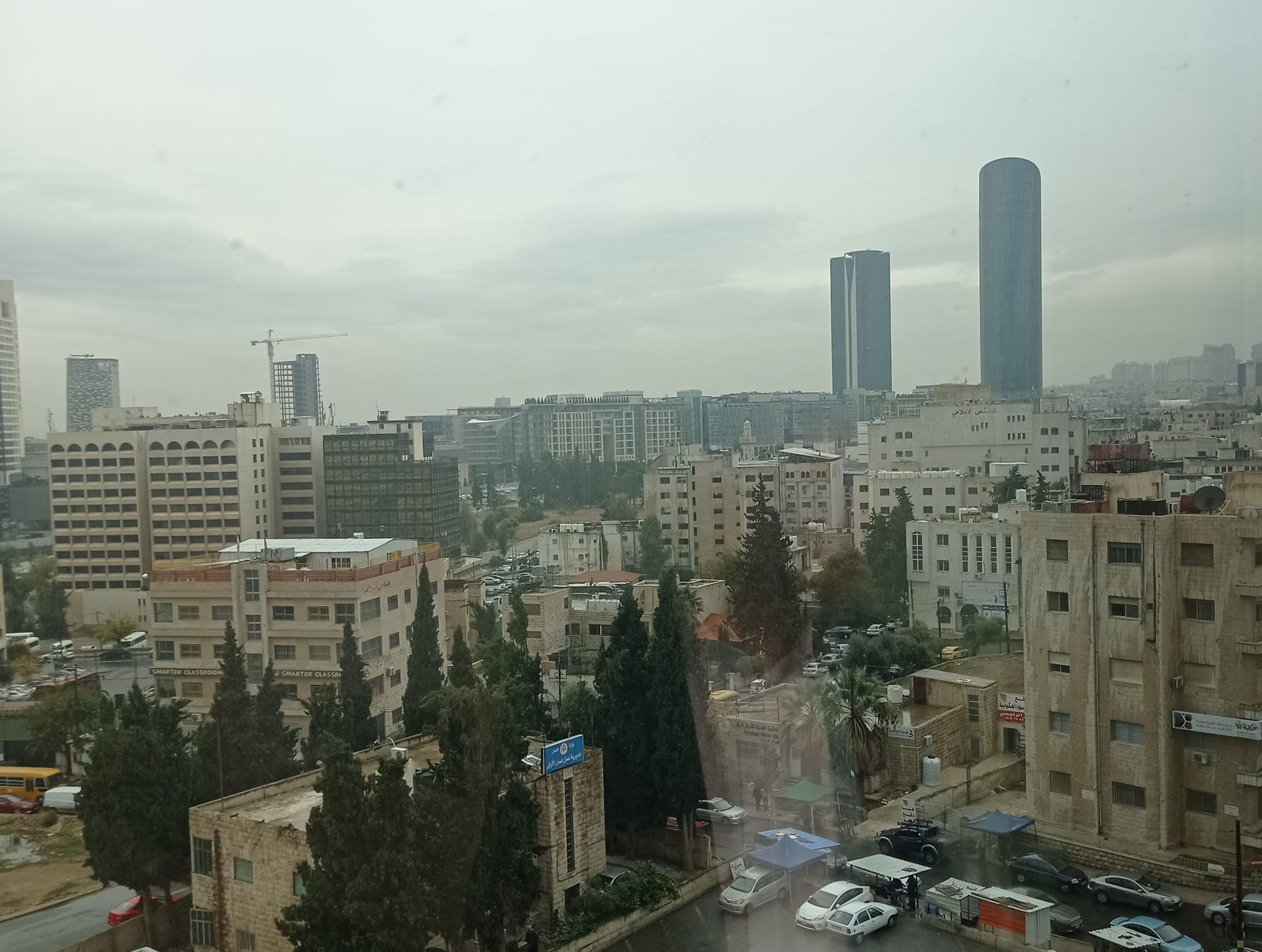 الضباب يلف مناطق واسعة وفرصة لزخات مطرية السبت