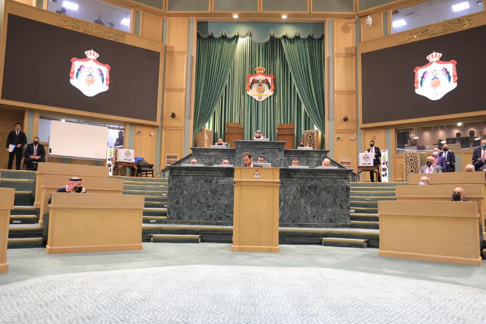 النواب يتراجع عن السماح بانهاء عقود 5 من العاملين