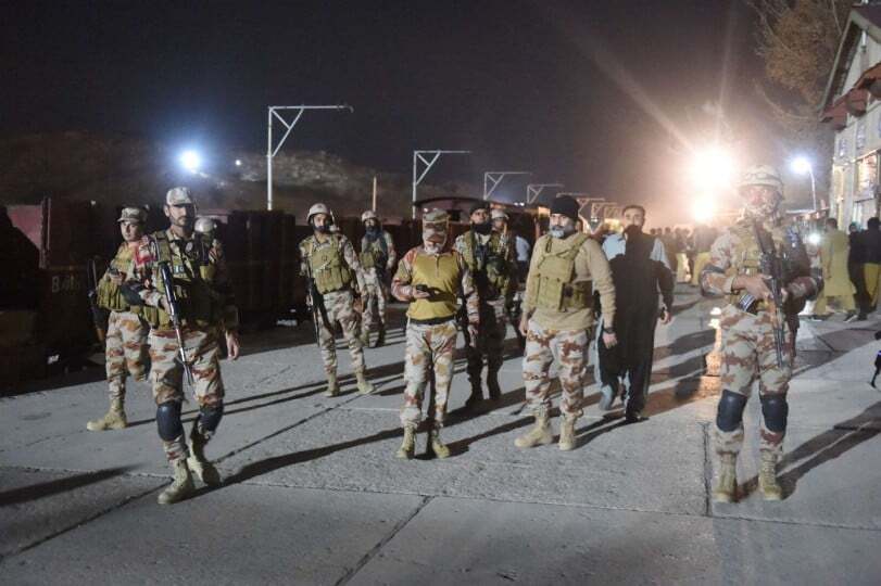 تحرير 155 رهينة من أصل 450 ومقتل 27 مهاجما خلال احتجاز رهائن بهجوم على قطار في باكستان