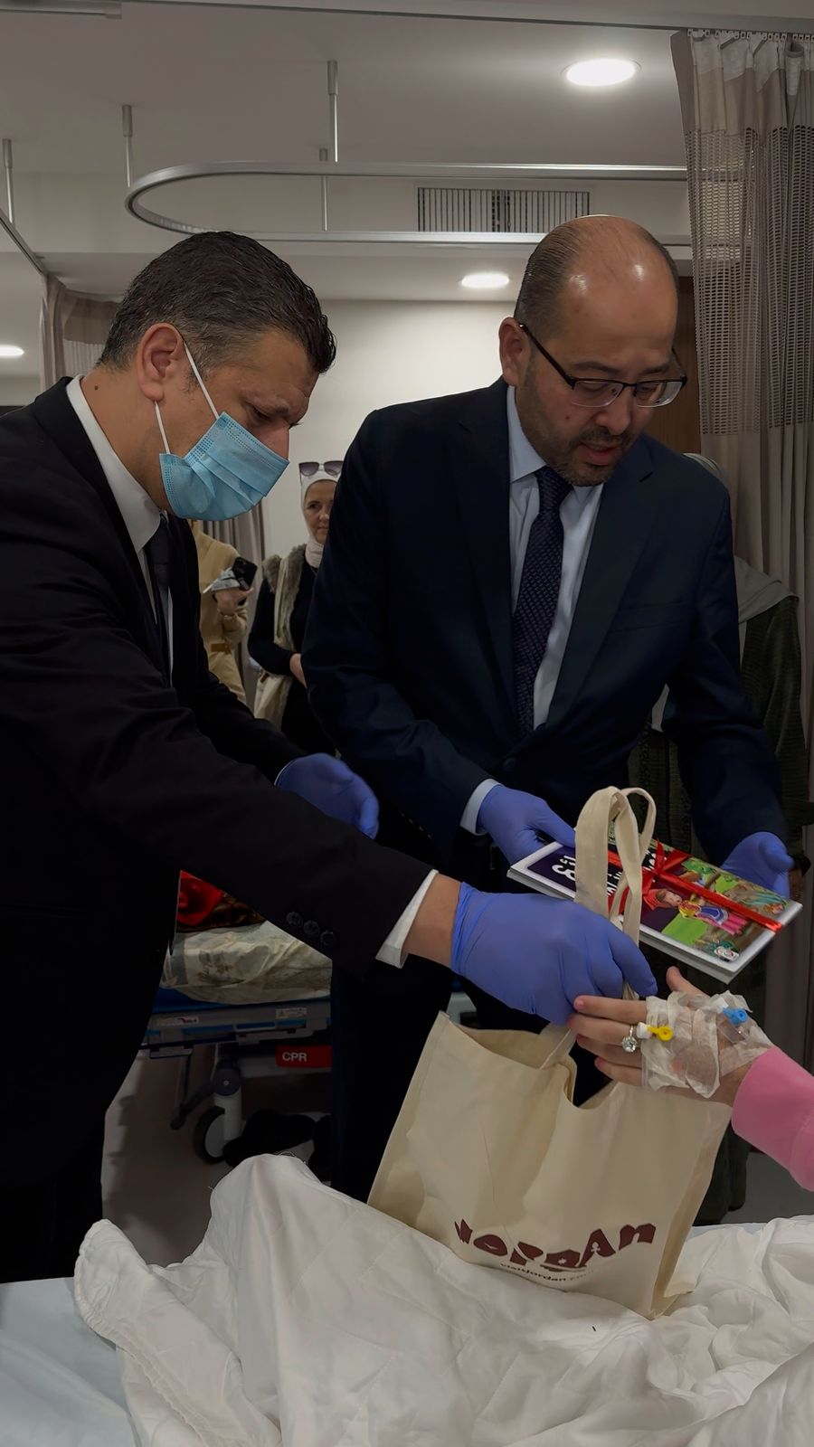 هيئة تنظيم السياحة وجمعية المستشفيات الخاصة يزوران جرحى غزة