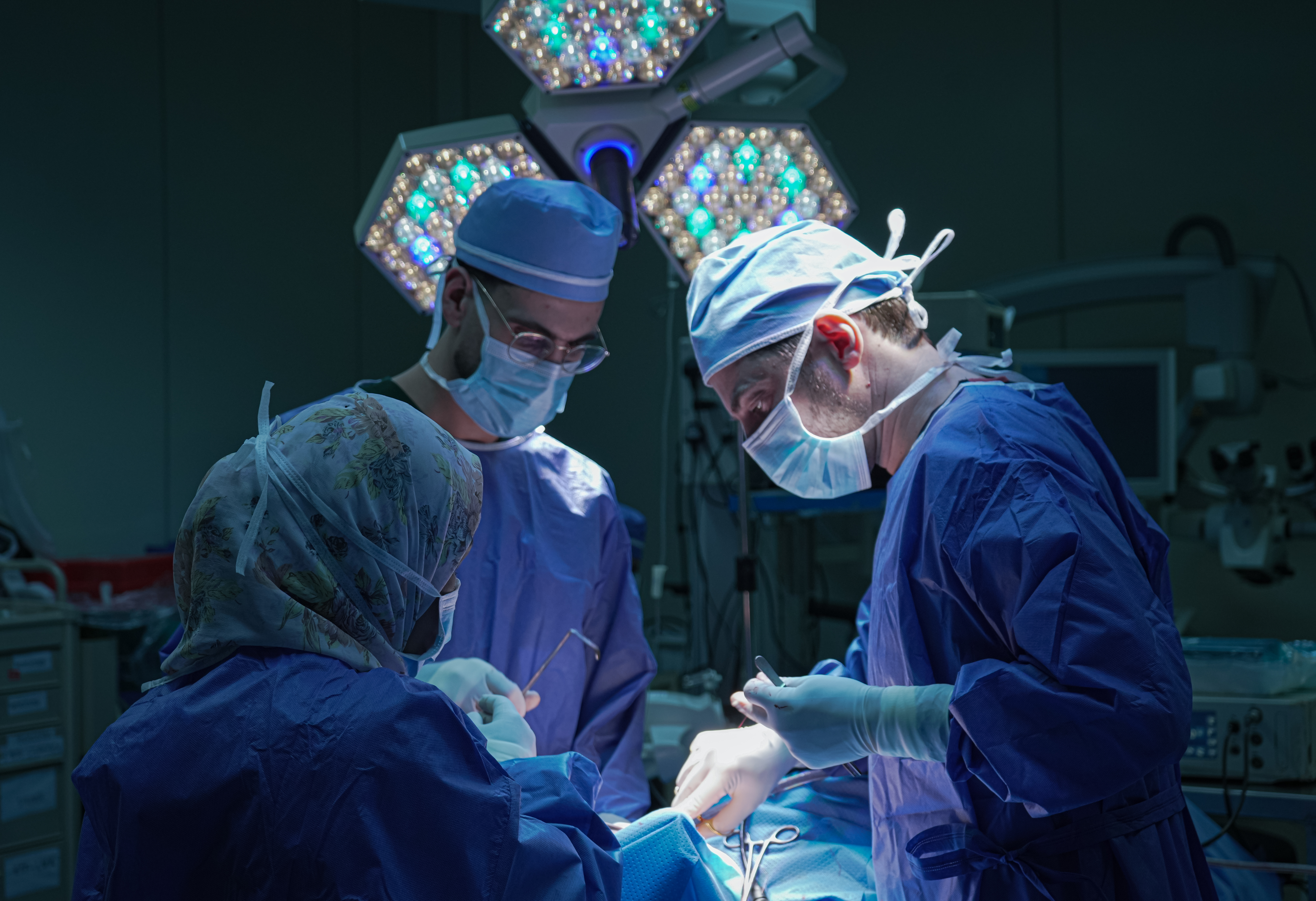 مستشفى ابن الهيثم ينجح في إجراء جراحة معقدة لطفل يعاني من متلازمة نادرة