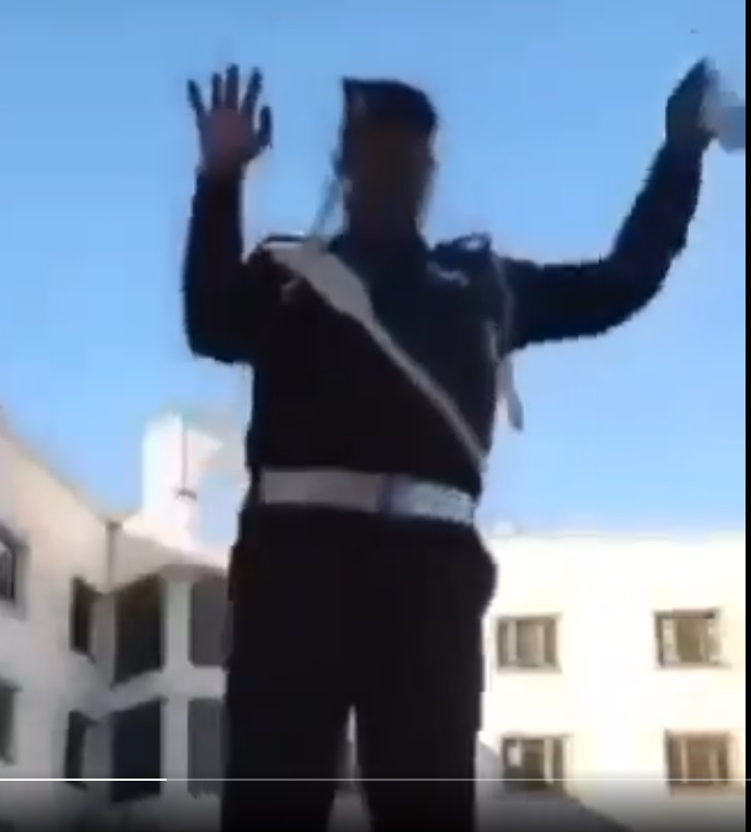 شرطي عراقي يضرم النار في نفسه على الهواء مباشرة (فيديو)