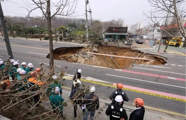 فيديو صادم .. الأرض تنشق وتبتلع سائق دراجة في كوريا الجنوبية