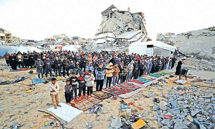 في أول أيام عيد الفطر: غزة اتشحت بالسواد والأطفال بالأكفان البيضاء