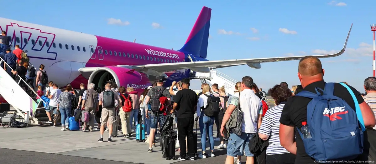 لهذا السبب لا يفضل ارتداء تي شيرت على متن الطائرة