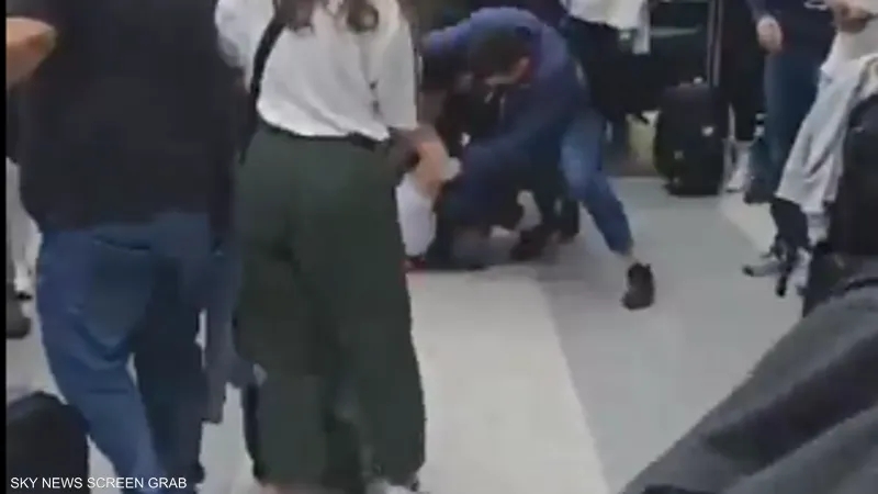 ضرب وسحل في مطار بيروت.. فيديو يوثق ما حصل