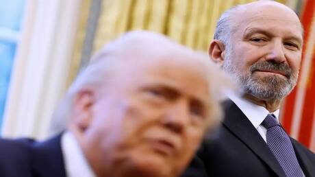 يديعوت أحرونوت تنشر تقريرا عن ملياردير يهودي جعل العالم يقف على قدميه بهندسته رسوم ترامب الجمركية