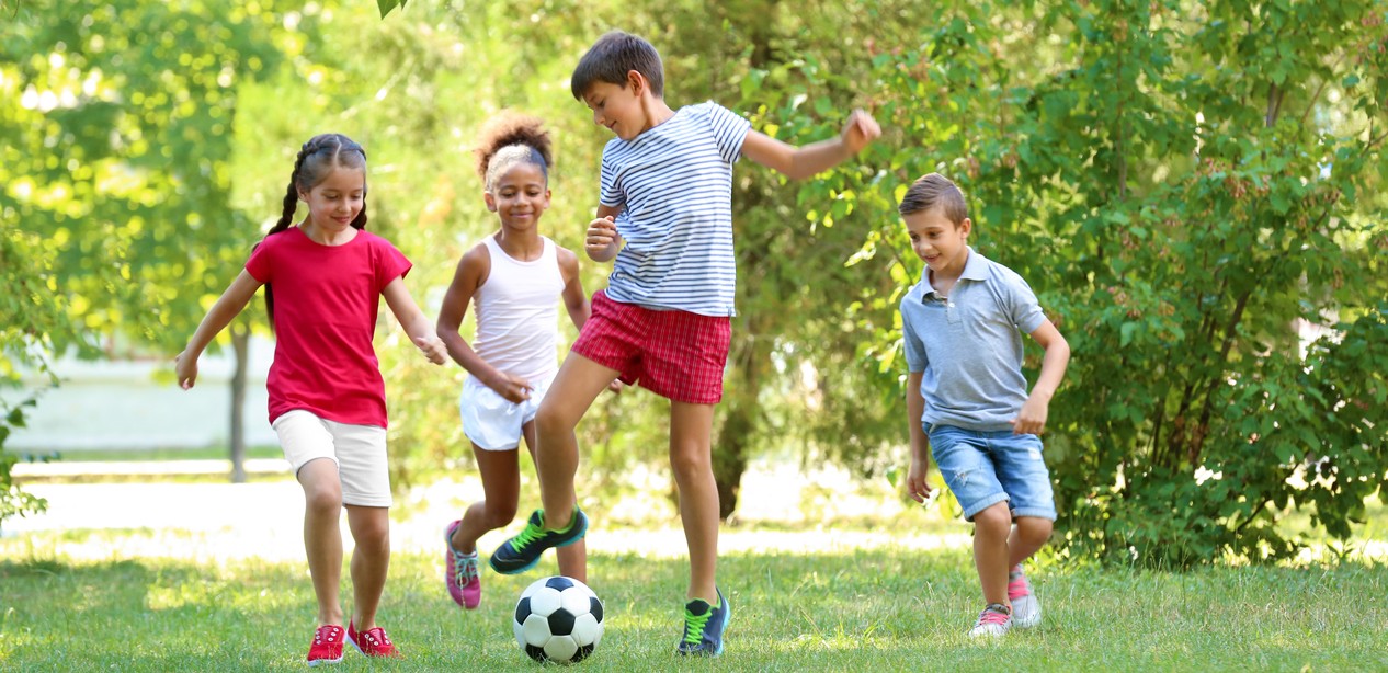 دراسة: 30 دقيقة من اللعب في الهواء الطلق يومياً كفيلة بتحسين المهارات الحركية لدى الأطفال، خاصة الفتيات