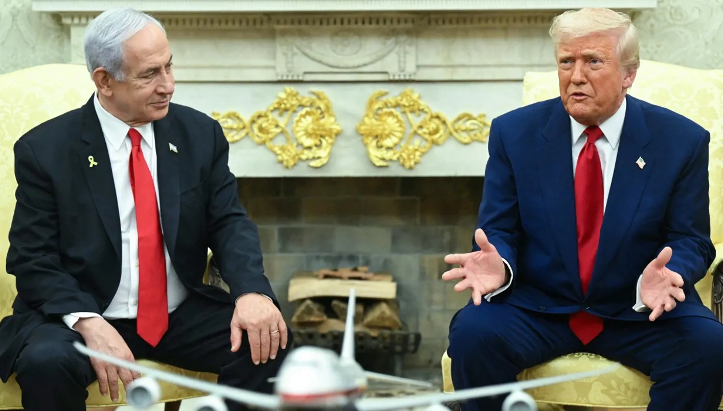 ترامب يلقي قنبلة المفاوضات النووية الإيرانية في حضن نتنياهو الصامت
