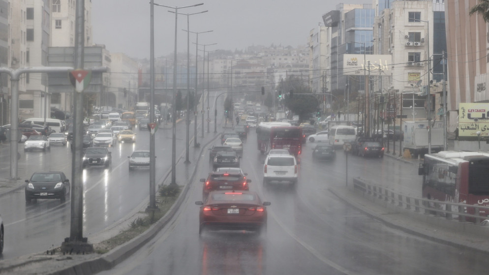 مناطق تشهد هطولات مطرية في شمال ووسط المملكة وتحذير من الانزلاق