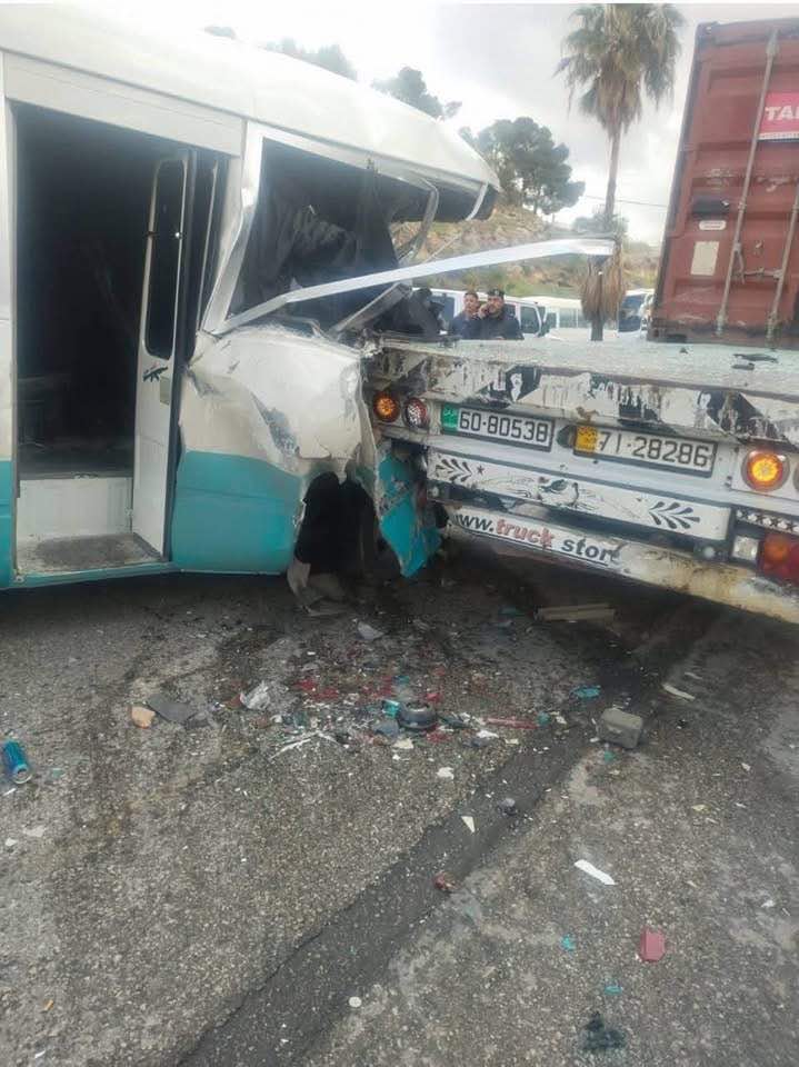 حادث سير بين حافلة ركاب وشاحنة شمالي عمان