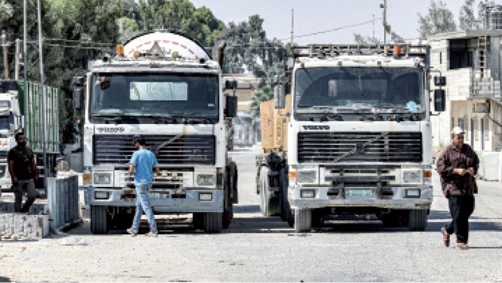 الطعام يتعفن على أبواب غزة.. والأونروا تصف الوضع بالجحيم