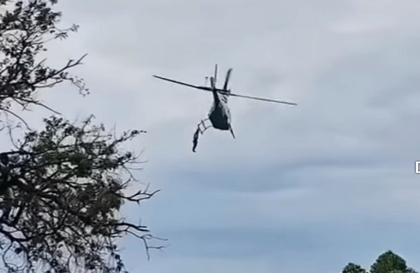 شاب يخاطر بحياته ويتعلق بمروحية أثناء حفل زفاف! (فيديو)