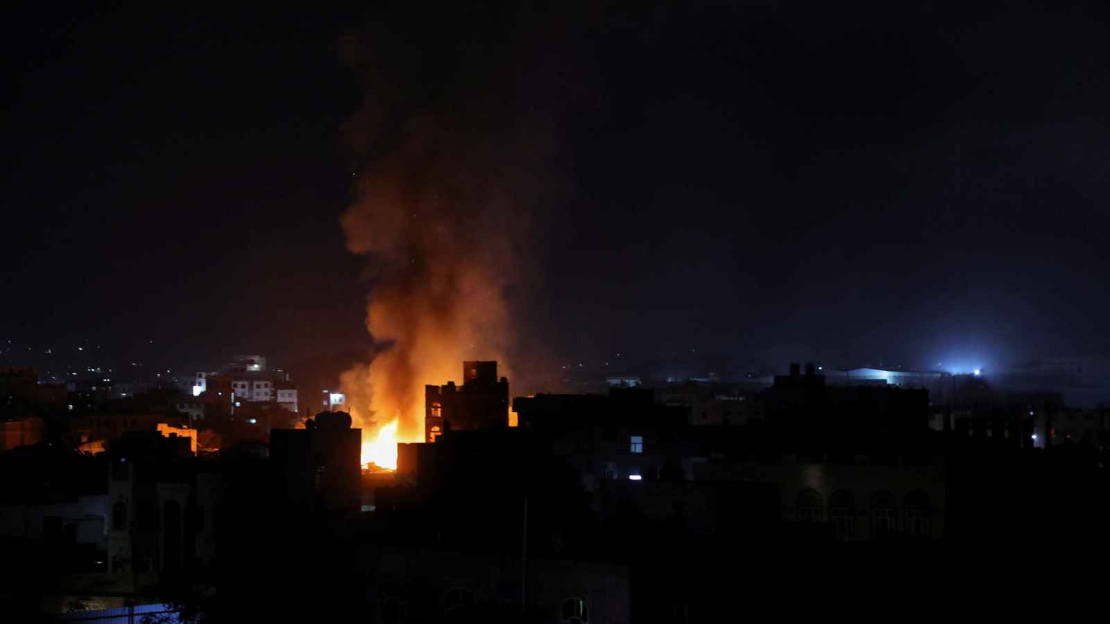 استهدفت مخازن وتحصينات حوثية.. غارات أمريكية على صنعاء و مأرب