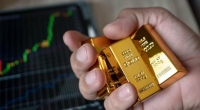 أونصة الذهب تفتتح تداولات الأسبوع عند رقم قياسي جديد 3385 دولاراً