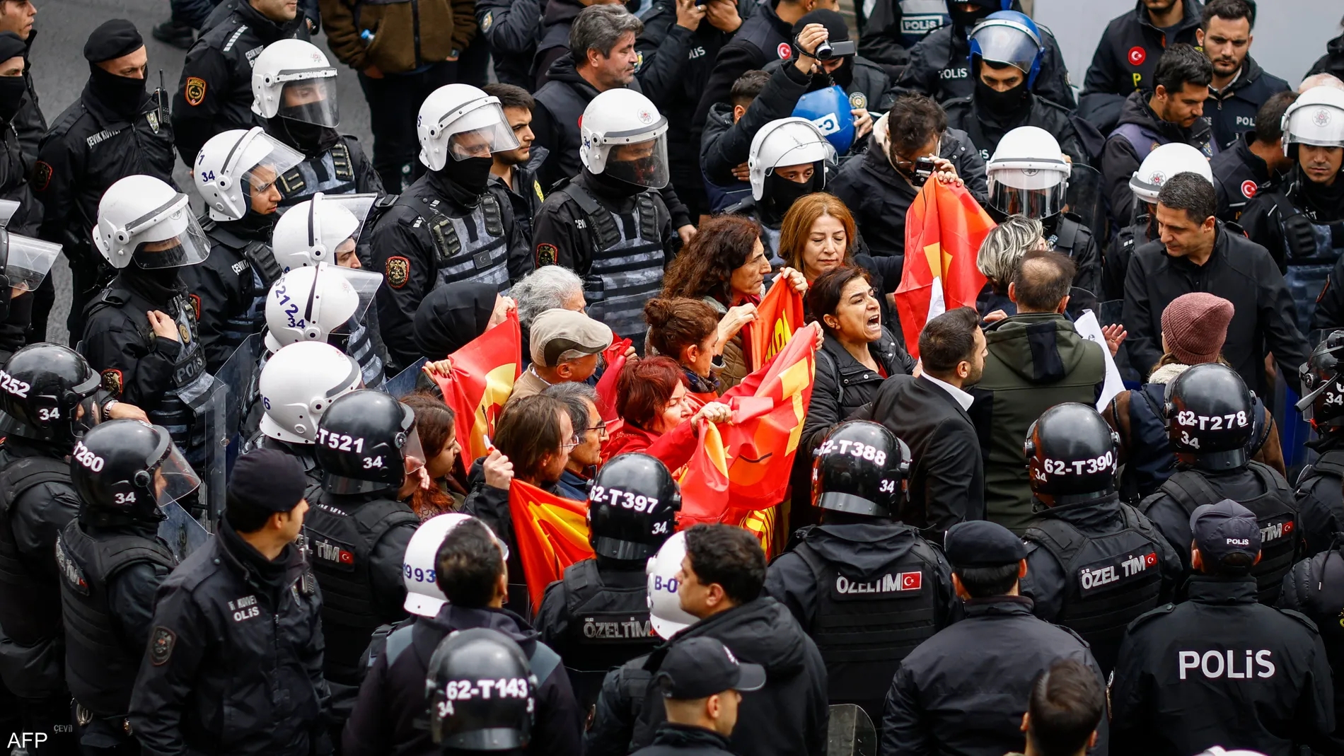نشر 50 ألف شرطي.. ماذا يجري في إسطنبول؟