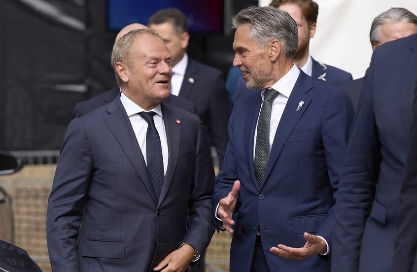 إلقاء قنبلة باتجاه منصة رئيسي وزراء هولندا وبولندا (فيديو)