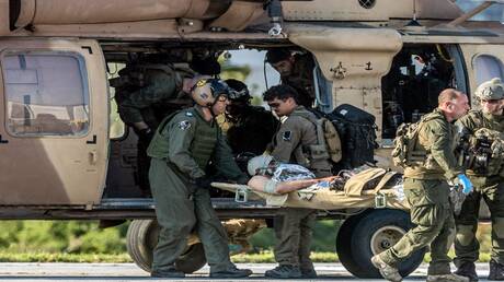 إعلام إسرائيلي: هبوط مروحية بمستشفى سوروكا تحمل جنودا أصيبوا في معارك غزة