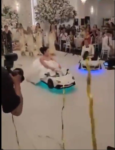 عروسان يدخلان لزفتهما بطريقة غير تقليدية