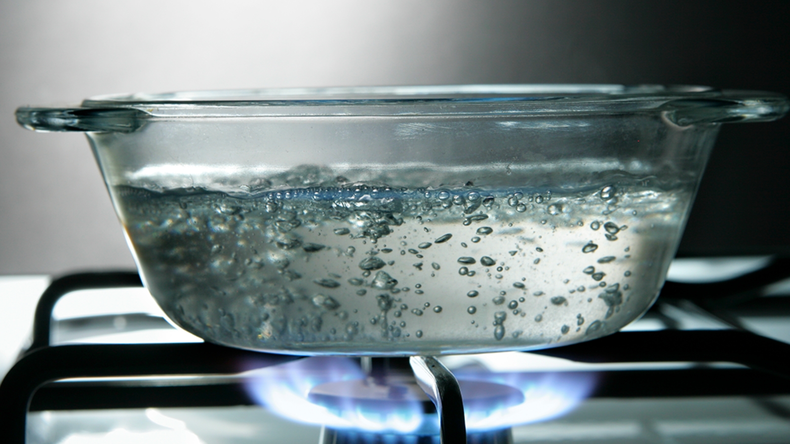 إعادة غلي الماء.. بين الخرافة والحقيقة العلمية