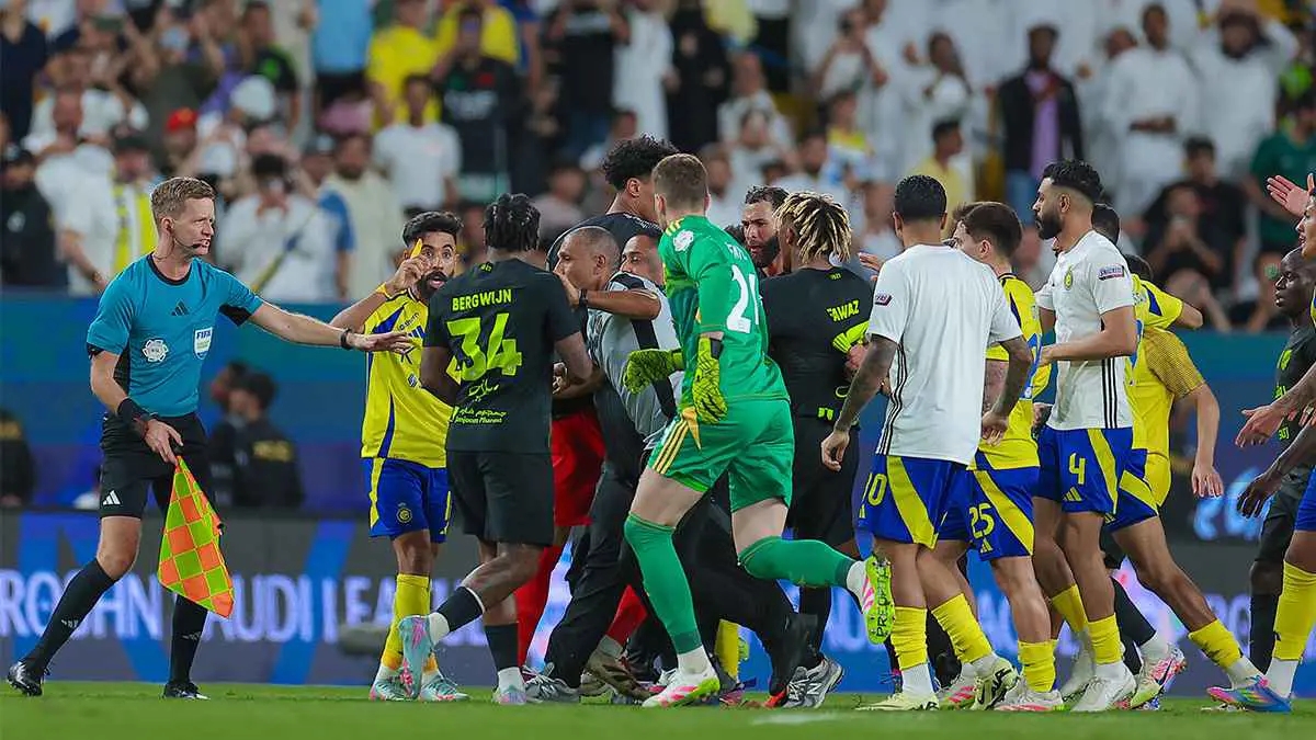 مشادة هائلة بين لاعبي النصر والاتحاد بعد الكلاسيكو (فيديو)