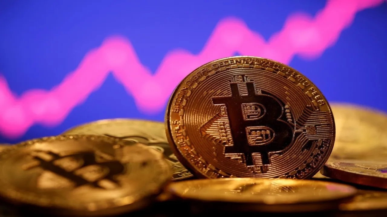 بتكوين ترتفع إلى 102385 دولارا وسط تفاؤل باحتمال التوصل لصفقات تجارية عالمية