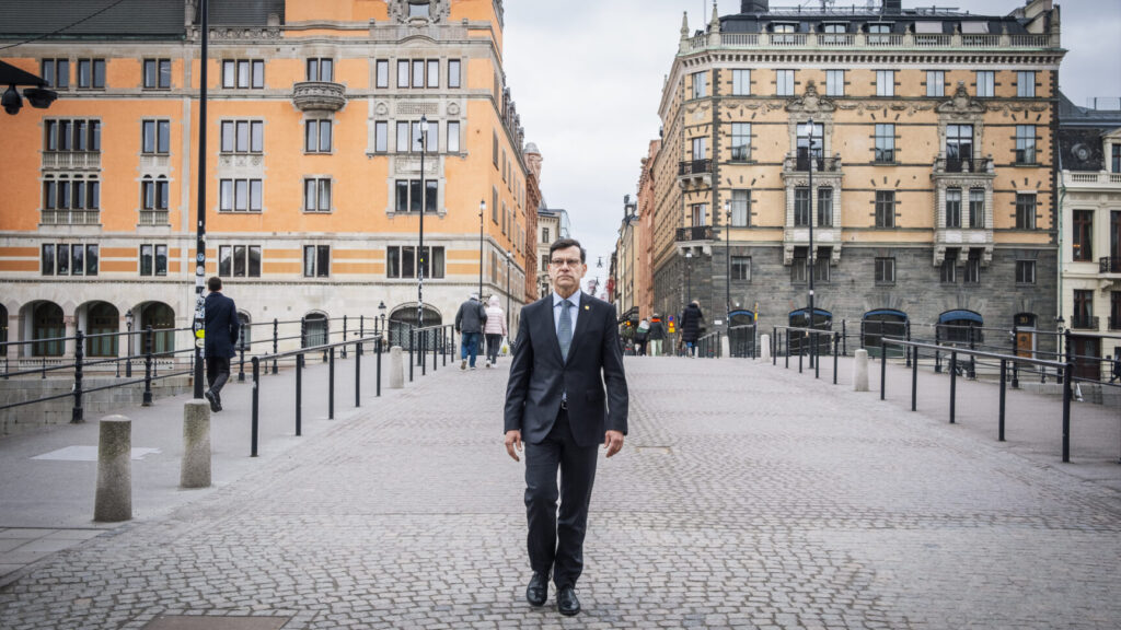 استقالة مستشار الأمن القومي السويدي بعد ساعات من توليه منصبه إثر إرسال «صور حساسة له» إلى الحكومة