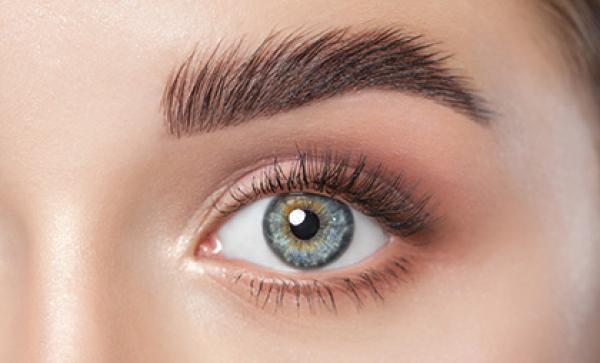 متى تلجأ المرأة إلى عملية زراعة شعر الحاجبين؟