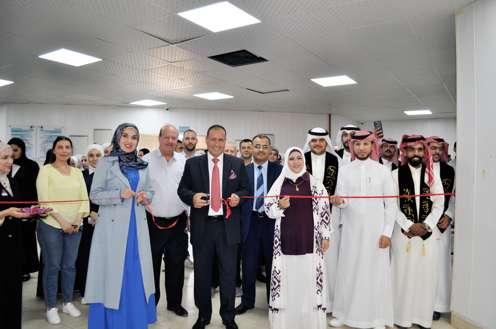 بحضور رئيس الجامعة... كلية العلوم الطبية المساندة في جامعة جدارا تفتتح دفاتر خريجيها