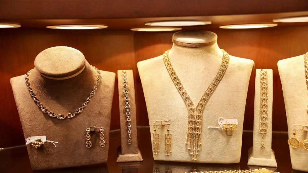 الذهب يقفز بفعل تراجع الدولار وتهديدات ترامب بفرض رسوم جمركية