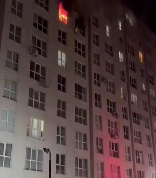 وثقت برجال الإطفاء وقفزت.. إصابة حرجة لامرأة في تركيا (فيديو)