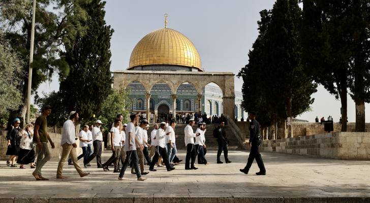 مستوطنون يقتحمون المسجد الأقصى ويرفعون علم الاحتلال في ذكرى توحيد القدس