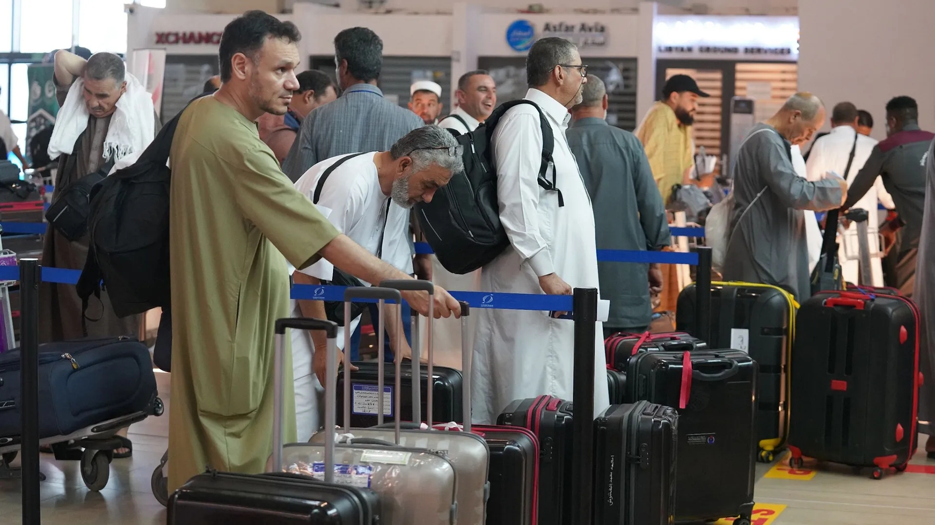 ماذا بينك وبين الله؟.. ليبيون يتفاعلون مع حاج تعطلت الطائرة ليلحق بها.. فيديو
