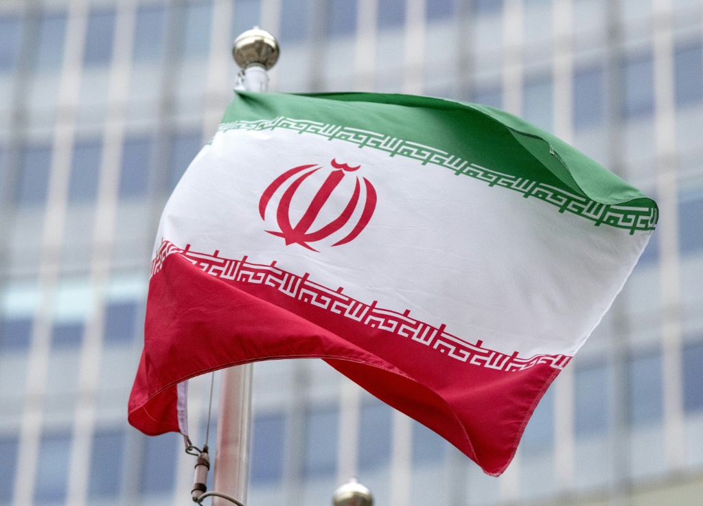 إيران تفرض قيودا مؤقتة على الإنترنت عقب الضربات الإسرائيلية