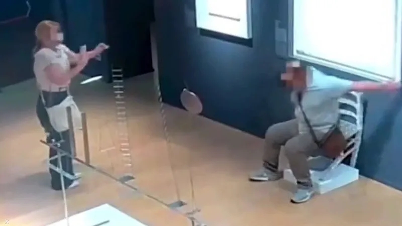 سائح يحطم كرسي فان غوخ في متحف ويلوذ بالفرار