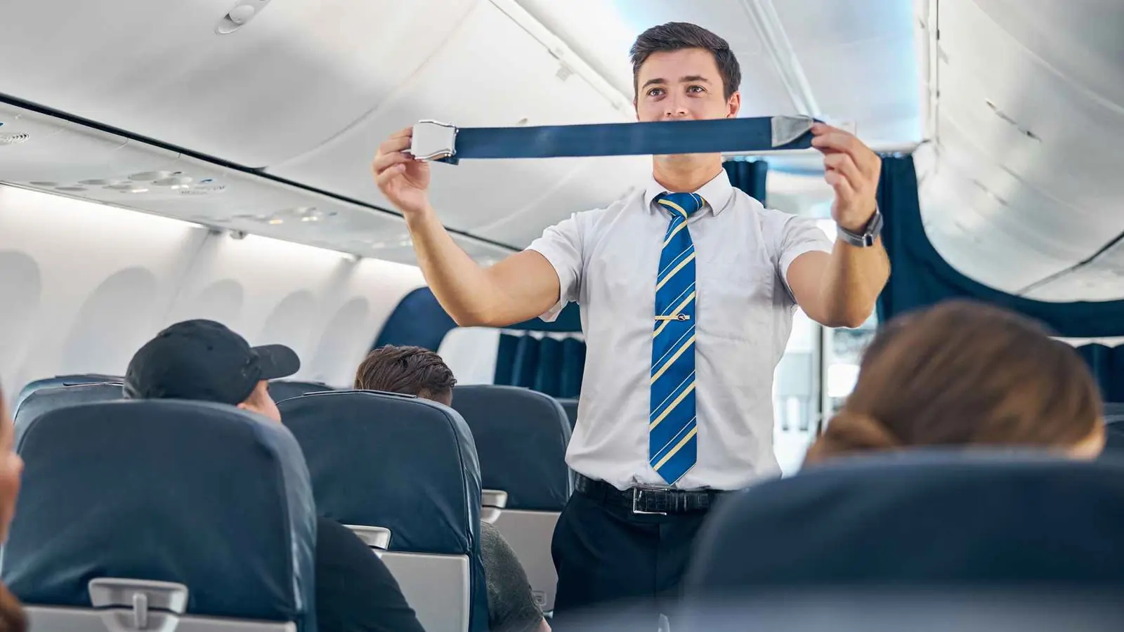 انتحل صفة مضيف طيران للسفر مجانًا 120 مرة