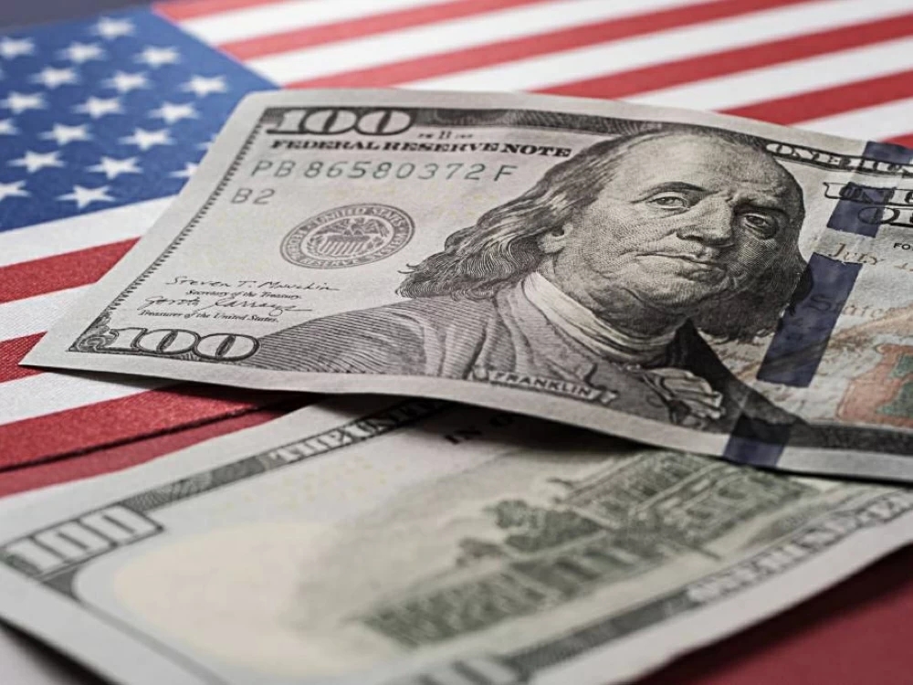 الدولار يتراجع قرب أدنى مستوى في 3 سنوات ونصف السنة وسط ترقب لخفض الفائدة