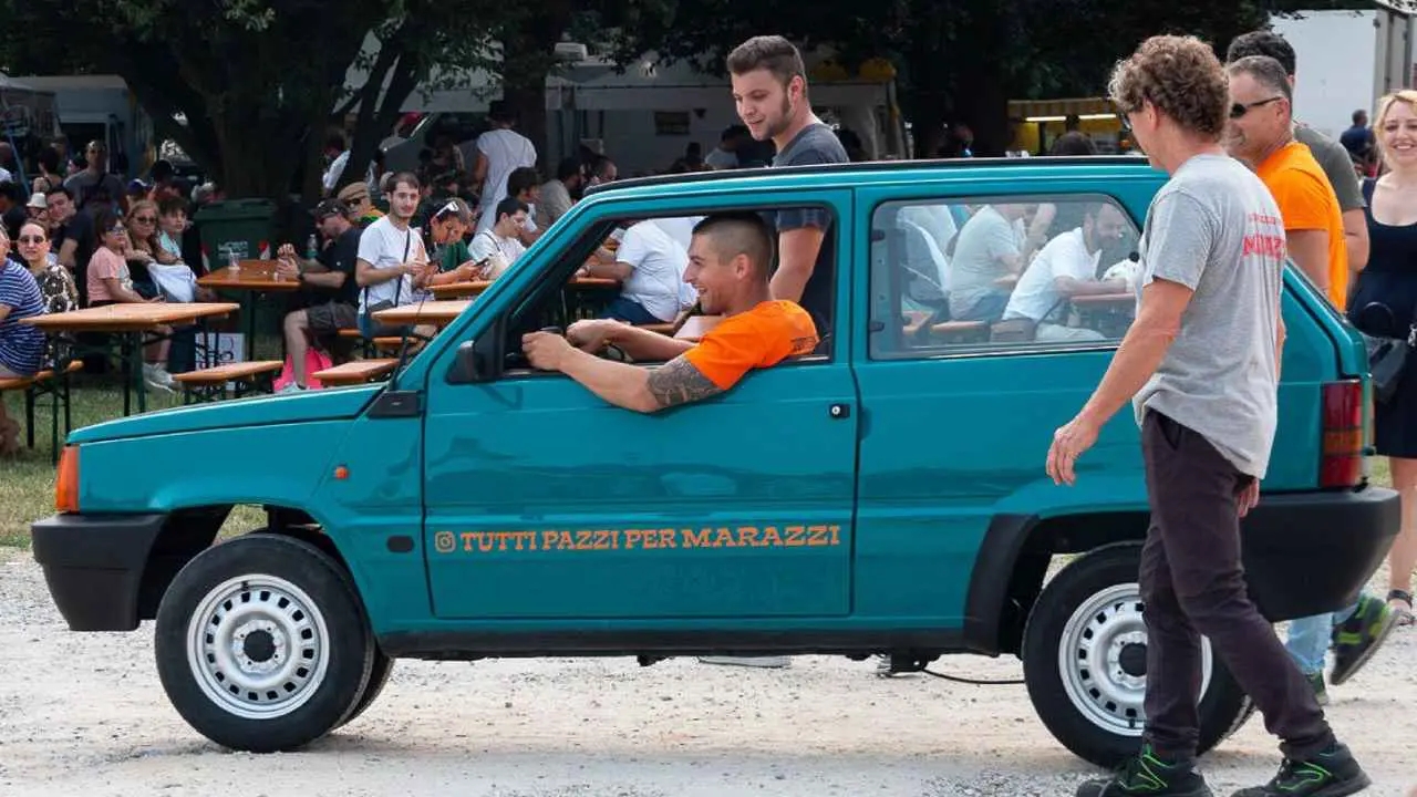 إيطالي يصنع أضيق سيارة في العالم (فيديو)