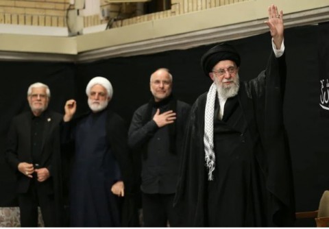 لماذا اختار الخامنئي الظهور علنًا بعد اختفاء ثلاثة أسابيع؟ وكيف جمع بين “الحسين” و”الخميني”؟