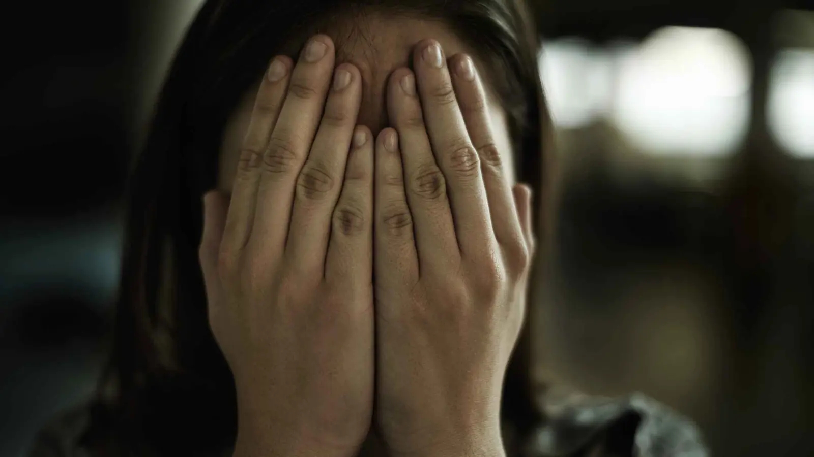 رجل أربعيني يقتلع عين زوجته باستخدام إصبعه